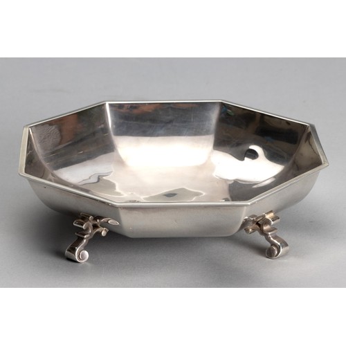 663 - A GEORGE V SILVER BOWL, WILLIAM COMYNS AND SONS LTD, LONDON, 1946