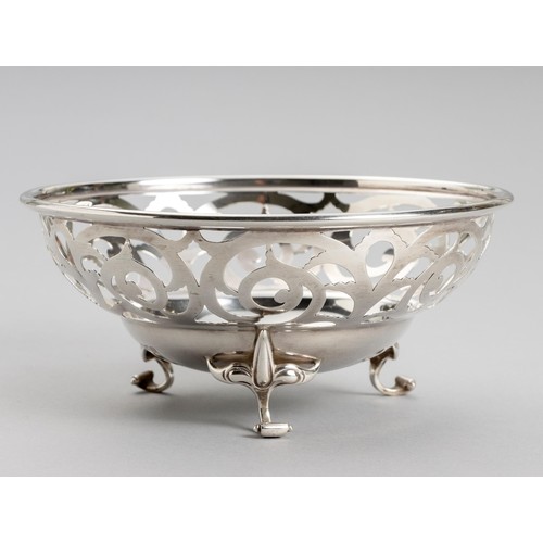 632 - AN EDWARD VII SILVER SWEET BOWL, CHARLES EDWARDS, LONDON, 1910