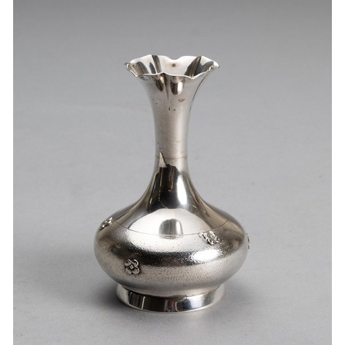 686 - AN ITALIAN SILVER VASE, CASTAUDI AND GAUTERO BY EMANUELLI AND PASTORE