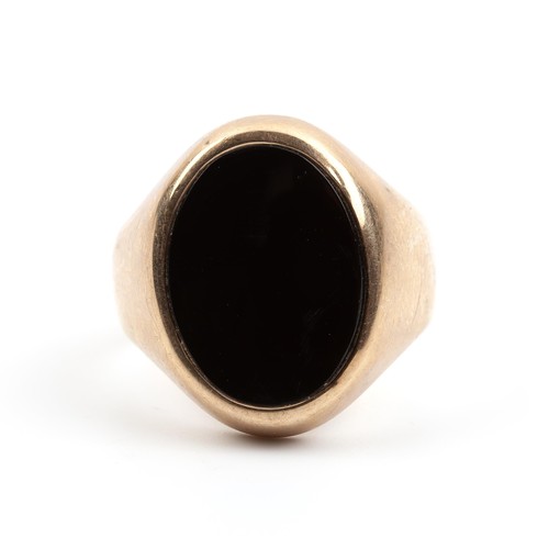 420 - A GENTLEMAN'S ONYX RING