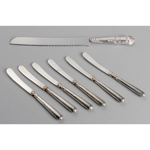 647 - A GEORGE V SILVER SET OF SIX FIDDLE PATTERN BUTTER KNIVES, ROBERT PRINGLE AND SONS, SHEFFIELD, 1922