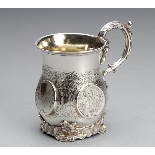 596 - A VICTORIAN SILVER MUG, G WHEELER AND CO, BIRMINGHAM, 1860