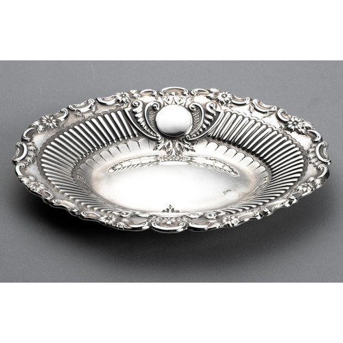 606 - A VICTORIAN SILVER BON-BON DISH, SIBRAY, HALL AND CO, LONDON, 1887