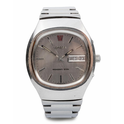 543 - A GENTLEMAN'S STAINLESS STEEL WRISTWATCH, OMEGA MEGAQUARTZ