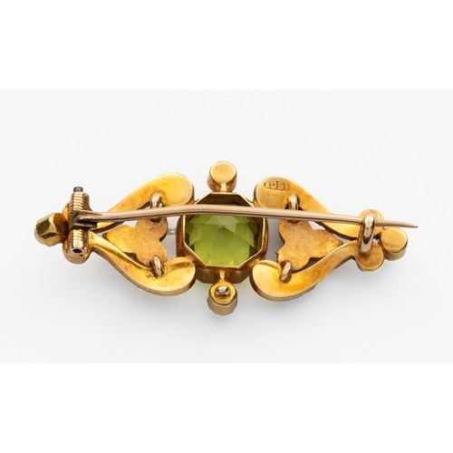 680 - A PERIDOT AND SEED PEARL BROOCH