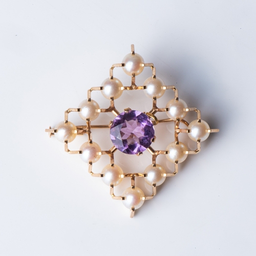 702 - AN AMETHYST BROOCH