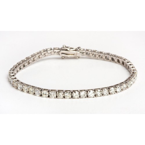 A DIAMOND TENNIS BRACELET, 4,70 CARATS