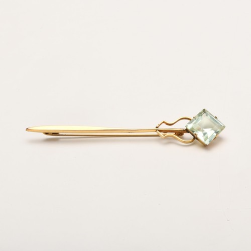 708 - AN AQUAMARINE BROOCH