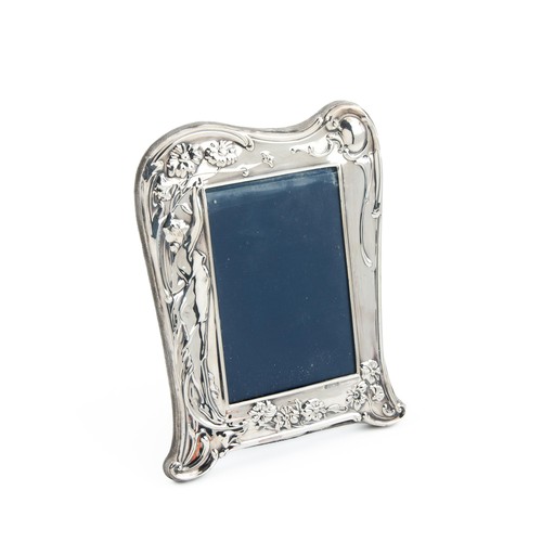 927 - AN ELIZABETH II SILVER PICTURE FRAME, CARRS OF SHEFFIELD, 1992