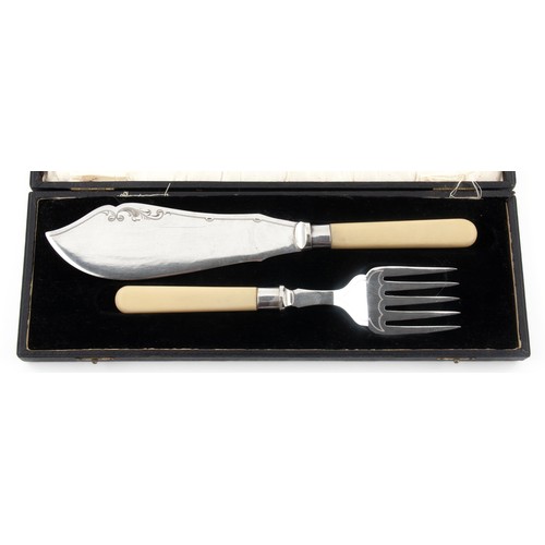 956 - A CASED SET OF ELECTROPLATE AND BONE FISH SERVERS, BIRMINGHAM, 20TH CENTURY