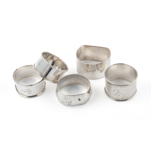 934 - A MISCELLANEOUS COLLECTION OF SERVIETTE RINGS, SILVER AND ELECTROPLATE