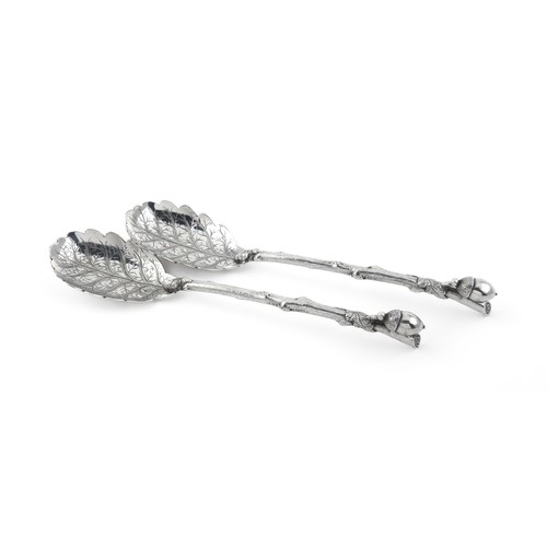 979 - A PAIR OF ELECTROPLATE SALAD SERVERS