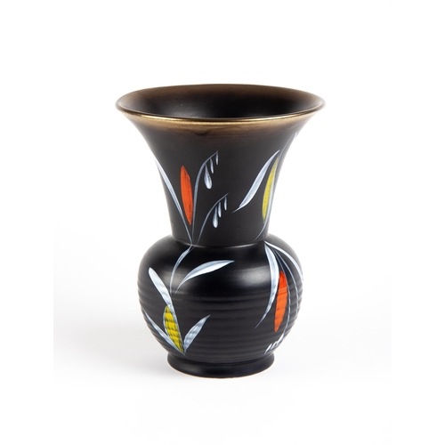 865 - A BLACK CERAMIC VASE