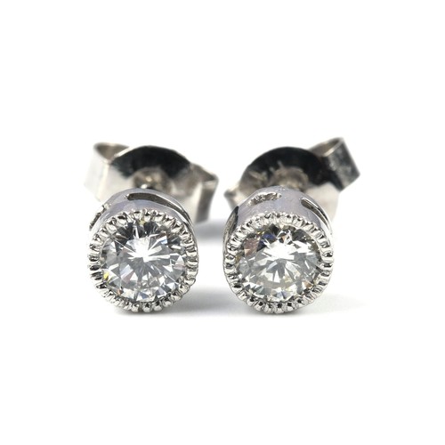 719 - A PAIR OF DIAMOND STUD EARRINGS, 0,60 CARATS