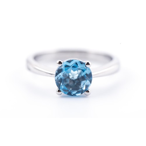 712 - AN AQUAMARINE SOLITAIRE RING