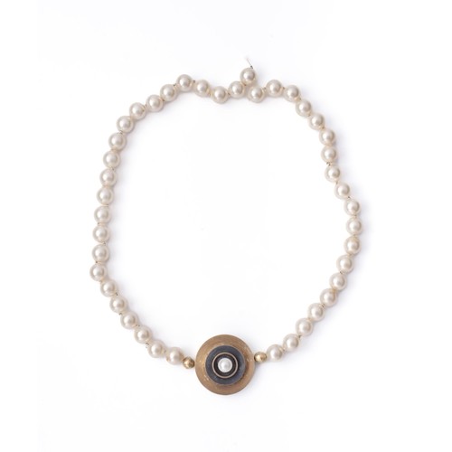 688 - A SIMULATED PEARL AND HEMATITE NECKLACE, CIRCA 1960