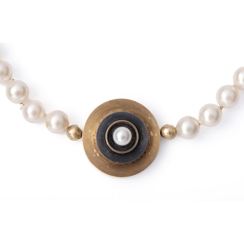 688 - A SIMULATED PEARL AND HEMATITE NECKLACE, CIRCA 1960