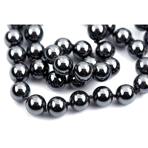 688 - A SIMULATED PEARL AND HEMATITE NECKLACE, CIRCA 1960