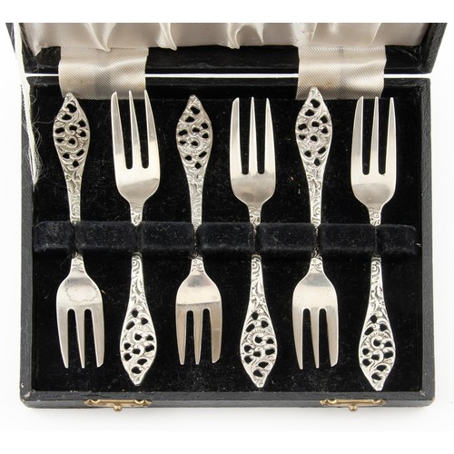 933 - A CASED SET OF SILVER CAKE FORKS, CONTINENTAL