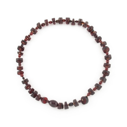 696 - AN AMBER NECKLACE