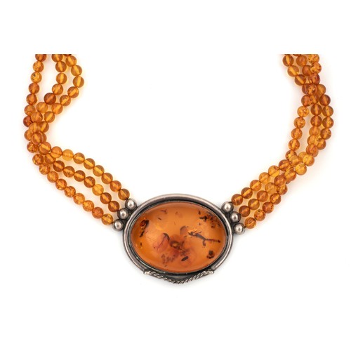 1217 - AN AMBER NECKLACE AND PENDANT