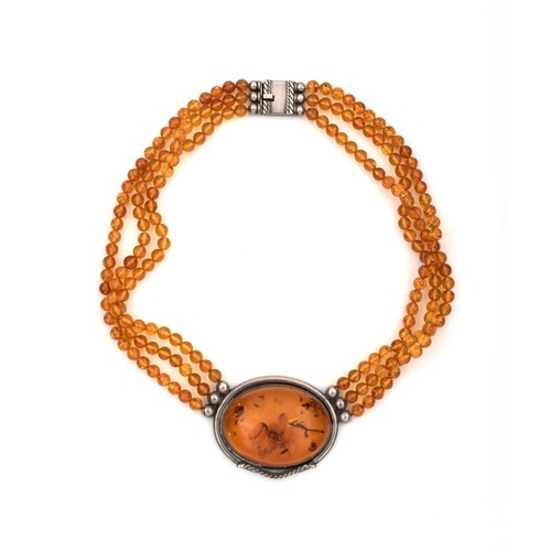 1217 - AN AMBER NECKLACE AND PENDANT