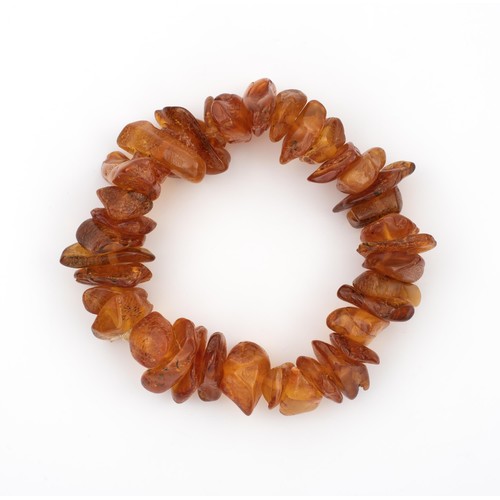 1221 - AN AMBER BRACELET