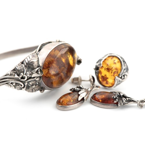 1226 - A SUITE OF AMBER JEWELLERY