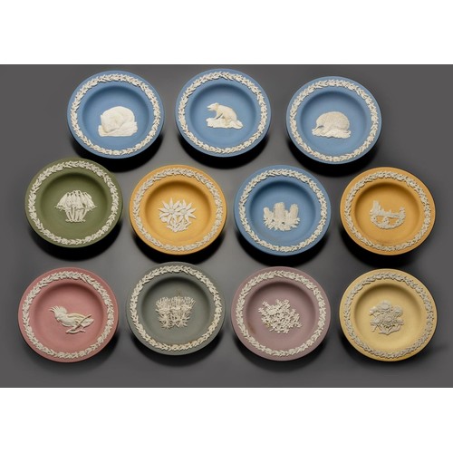 792 - A GROUP OF ELEVEN BOXED WEDGWOOD MINIATURE PLATES