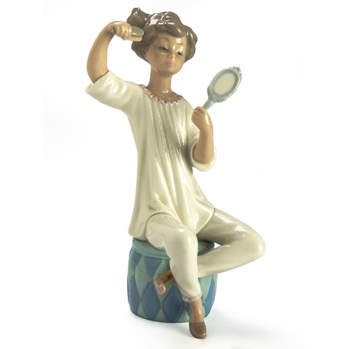 797 - A LLADRO FIGURE OF A GIRL BRUSHING HER HAIR