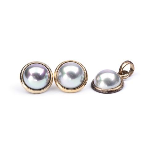 690 - A SUITE OF COSTUME MABE PEARL JEWELLERY