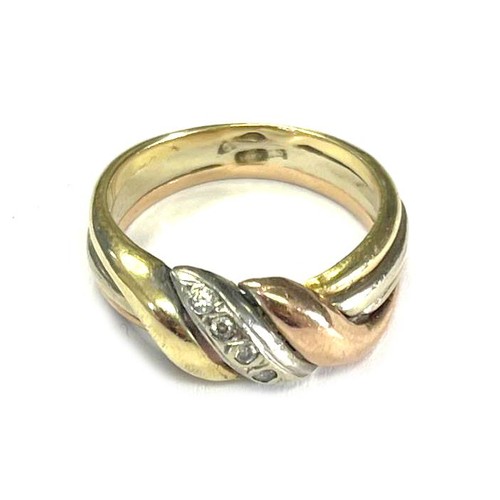 1280 - A GOLD CROSS OVER RING