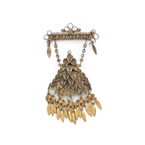 687 - A TASSEL STYLE BROOCH