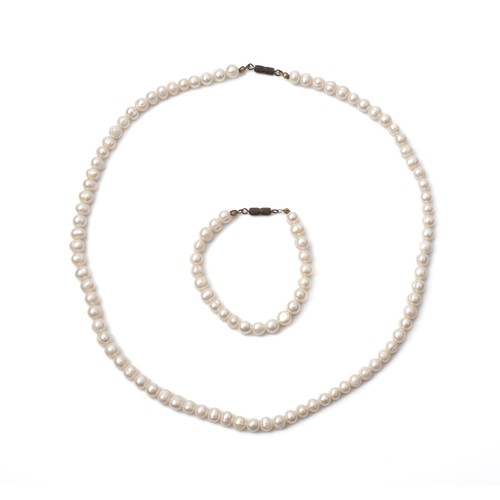 688 - A PEARL BRACELET AND MATCHING NECKLACE