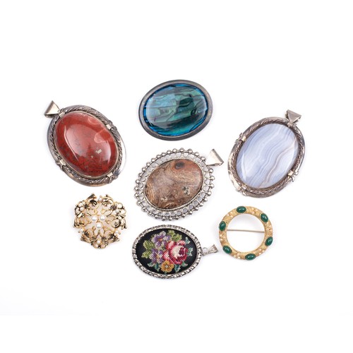 679 - A MISCELLANEOUS COLLECTION OF PENDANTS AND BROOCHES