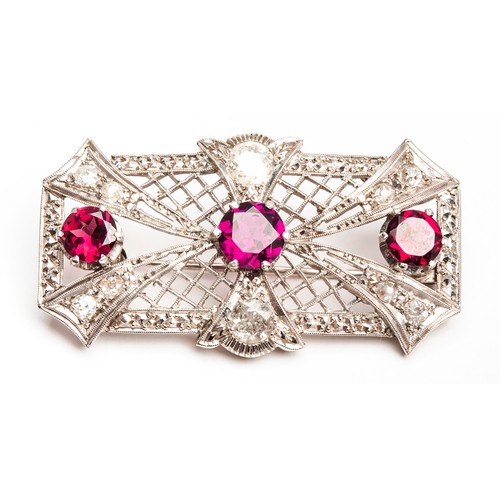 931 - A PLATINUM AND DIAMOND BROOCH