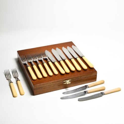 1003 - A SET OF BONE HANDLED CUTLERY, LONDON, 1925