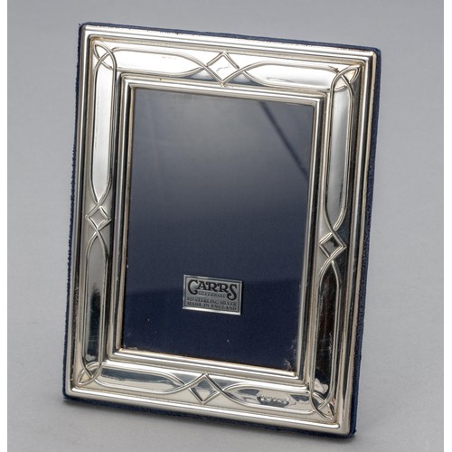 151 - AN ELIZABETH II SILVER PICTURE FRAME, CARR'S OF SHEFFIELD LTD, SHEFFIELD, 2000