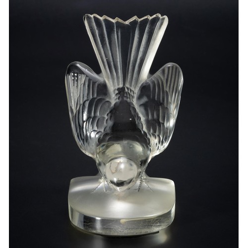 724 - A LALIQUE CRYSTAL SWALLOW, FRANCE