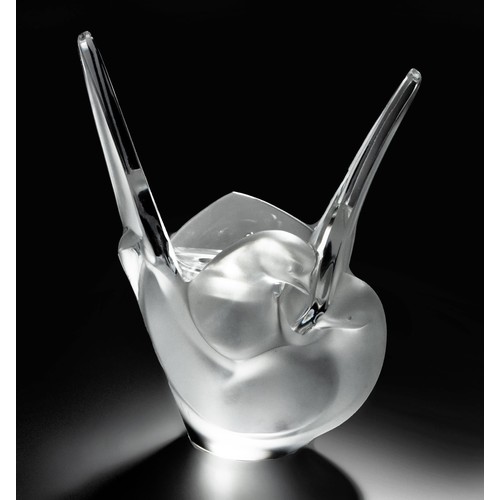 725 - A LALIQUE CRYSTAL DOVES VASE, FRANCE