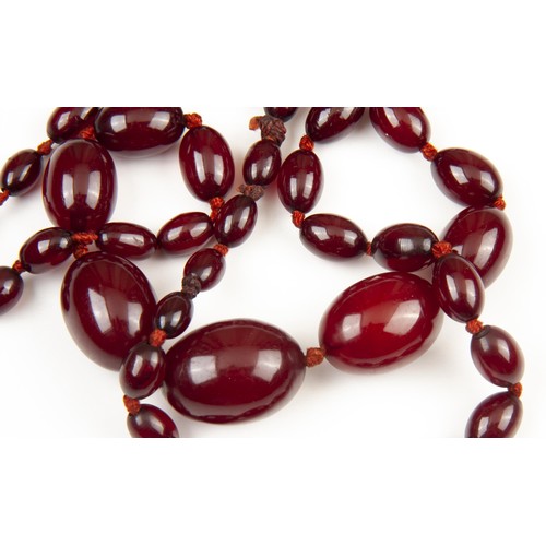 1190 - AN AMBER NECKLACE