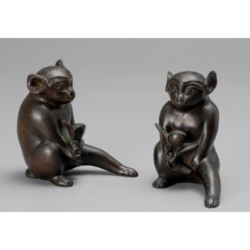 843 - A PAIR OF CHINESE BRONZE MONKEYS