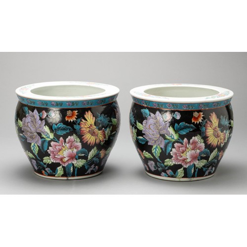 822 - A PAIR OF CHINESE FAMILLE ROSE PORCELAIN PLANTERS