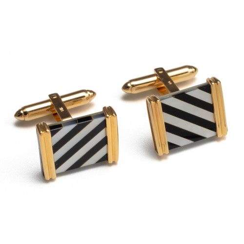 981 - A PAIR OF DESIGNER CUFFLINKS