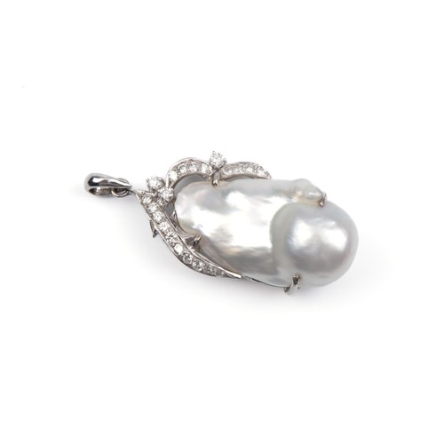 866 - A PEARL AND DIAMOND PENDANT