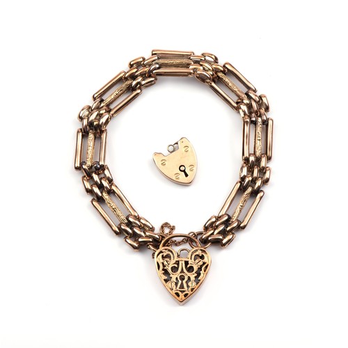 980 - A GOLD GATE STYLE BRACELET, LONDON