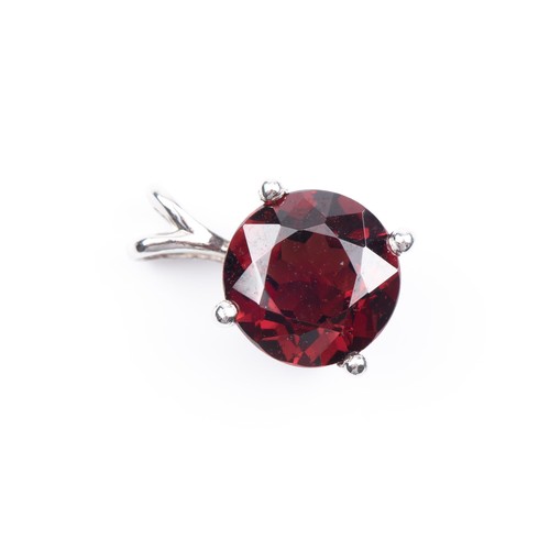 918 - A GARNET PENDANT, 3.01 CARATS