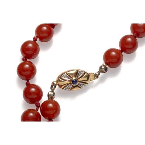 883 - A CHERRY AMBER NECKLACE