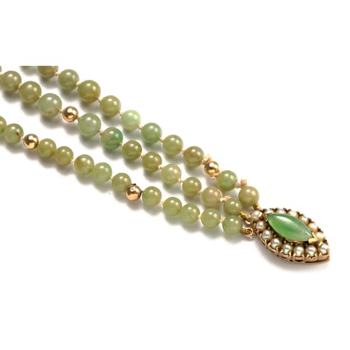 865 - A JADE, PEARL, DIAMOND AND GOLD NECKLACE, CIRCA 1970