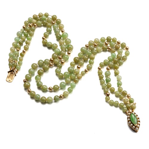 865 - A JADE, PEARL, DIAMOND AND GOLD NECKLACE, CIRCA 1970